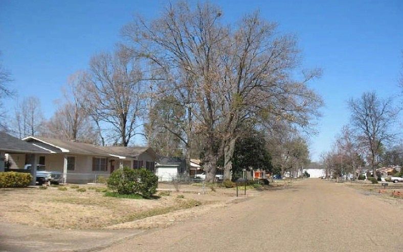2nd image of 608 Cypress Ave