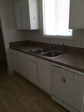 2nd image of 605 Maurine St