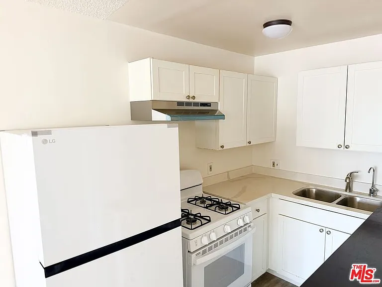 815 S Ardmore Ave #201 — Photo 2