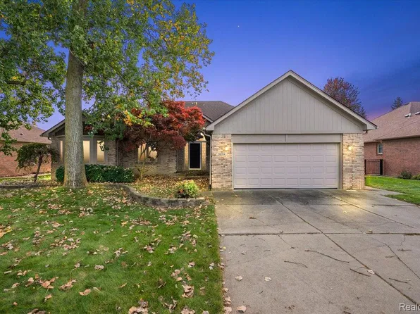 36704 Crimson Ln, New Baltimore, MI 48047