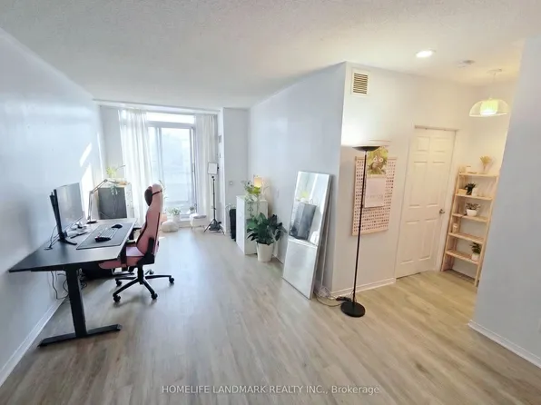 7398 Yonge St #106, Vaughan, ON L4J 8J2