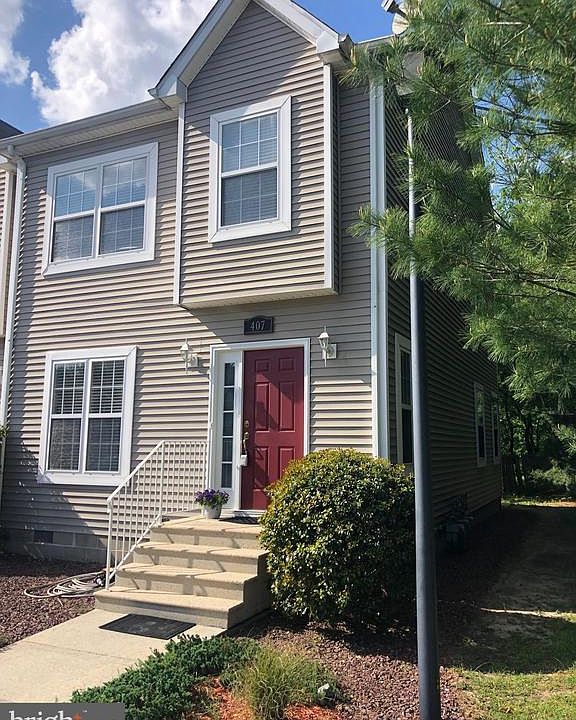 1st image of 400 Laurel Ct Unit 407