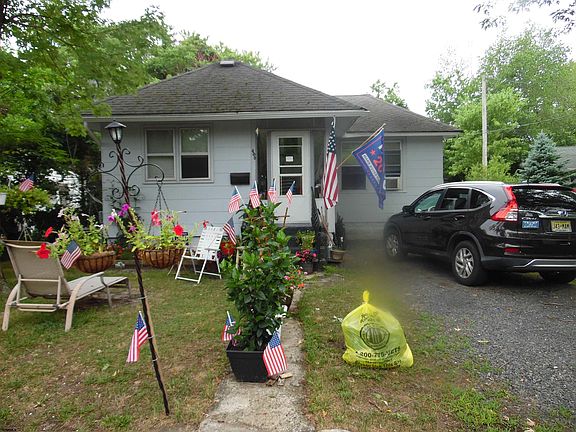 2nd image of 409 Richmond Cir