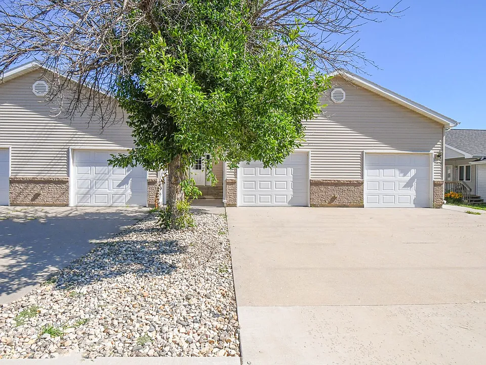 1422 E Redwood Blvd