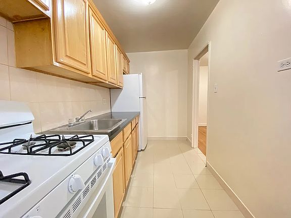 3rd image of 140-21 Burden Cres #2
