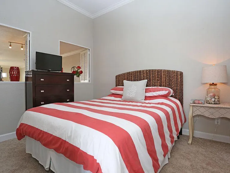 The Oceanfront Galveston Apartments — Photo 25