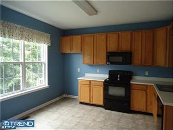 4th image of 98 Highland Cir