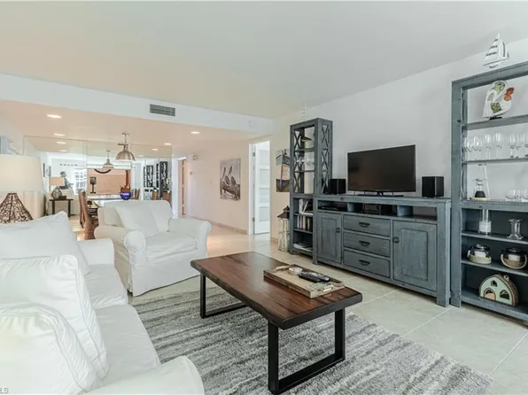 4200 Belair LN #101, NAPLES, FL 34103