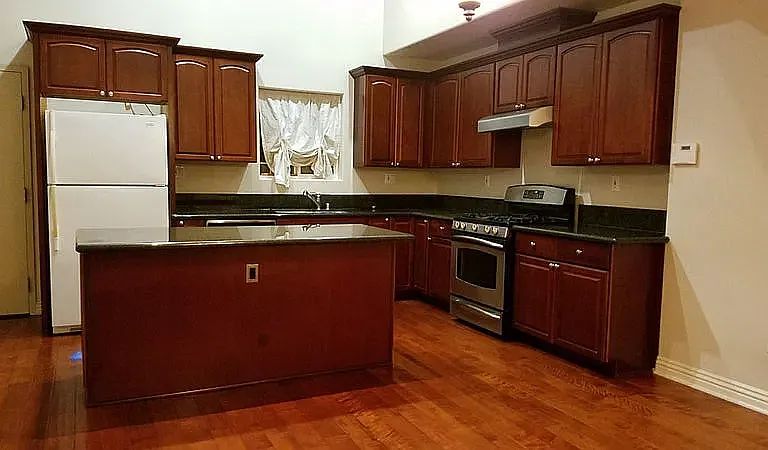 615 S Wilton Pl — Photo 2
