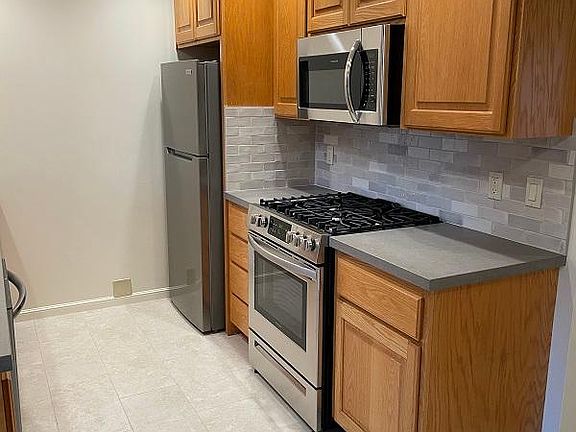 2nd image of 487 Ortega Ave #1
