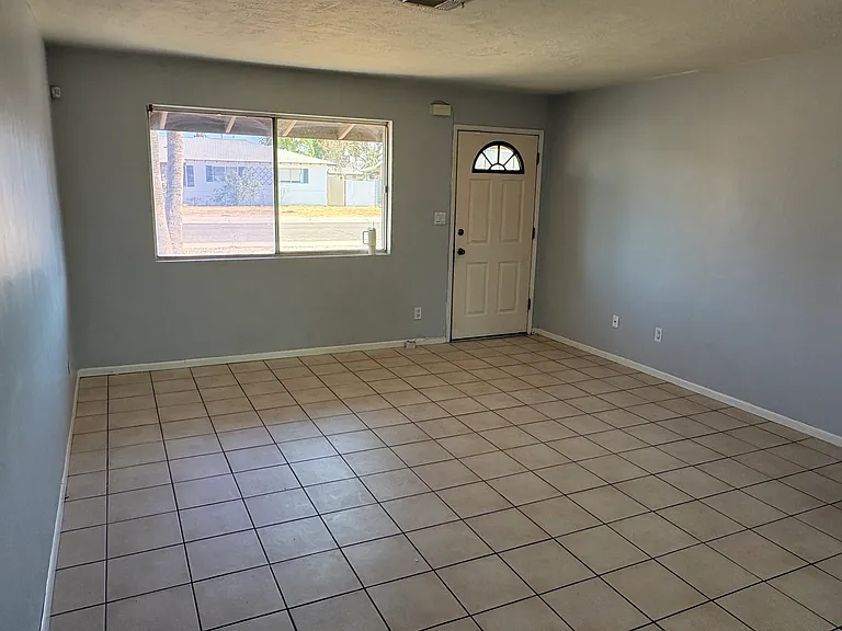 1208 W Laird St — Photo 3