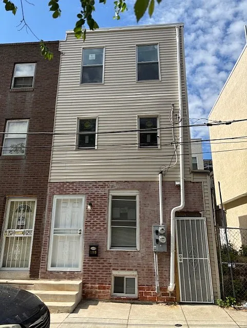 3 bed, 1300 sqft, $1,595 — Photo 2