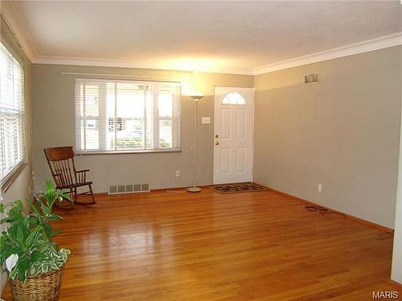 4th image of 82 Decorah Dr