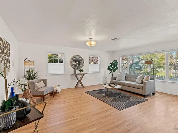 201 Triplett Drive, Cloverdale, CA 95425