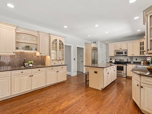 4th image of 62 Walpole St