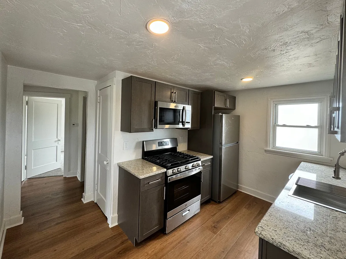 Building Photo - 733 4th St #2