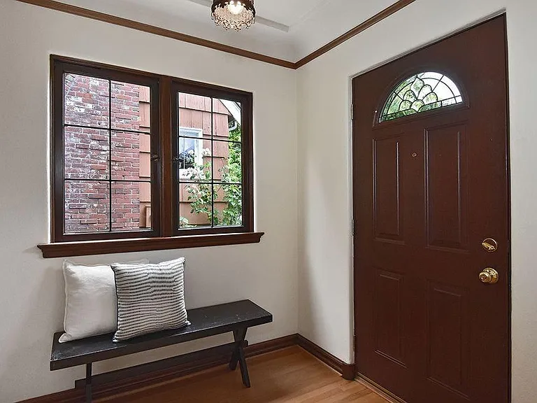 4318 NE 42nd St — Photo 2