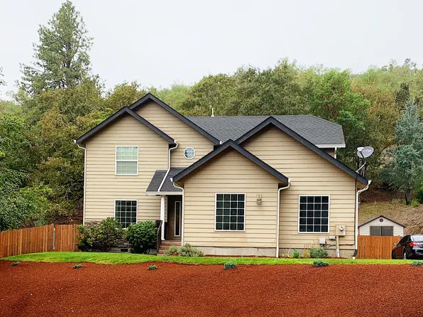 1772 NE Rocky Dr, Roseburg, OR 97470