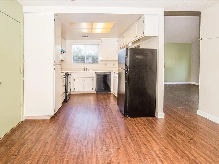 701 Braddock Ct — Photo 8