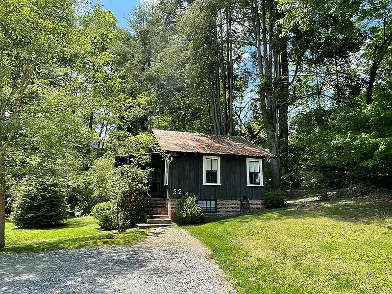 52 Lingerlong Ln — Photo 1