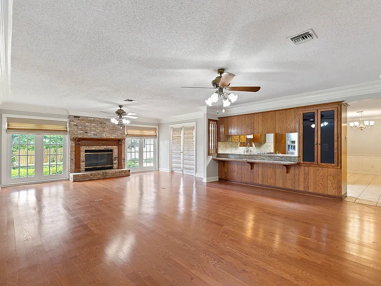 504 Alonda Dr — Photo 6