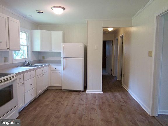 5th image of 981 Royal Way