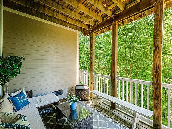 3rd image of 322 Villa View Dr