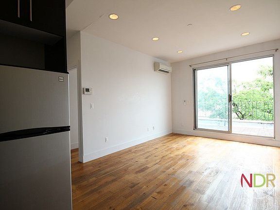 3rd image of 480 Kosciuszko St APT 4R