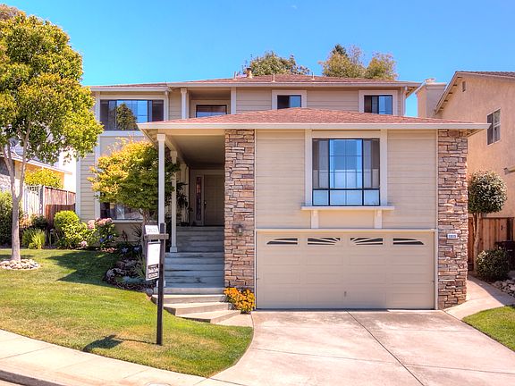 Beautiful Home on Large Lot in Hayward