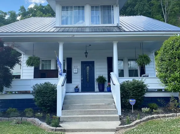 213 5th St, Paintsville, KY 41240