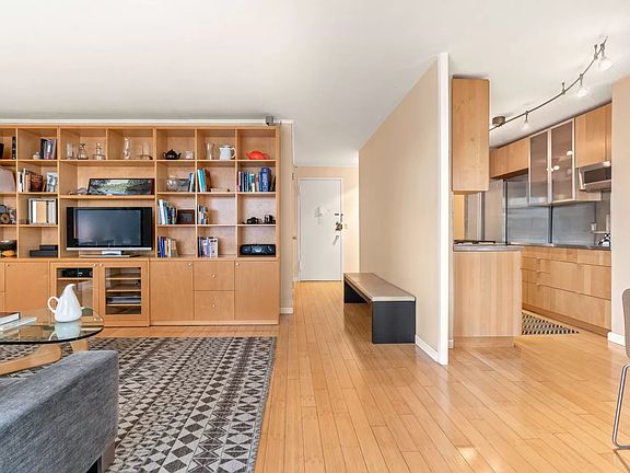 3rd image of 90 La Salle St APT 8H