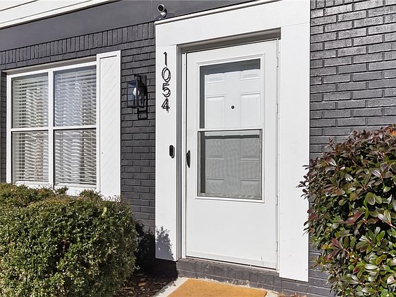 3rd image of 1054 Fairfax Dr