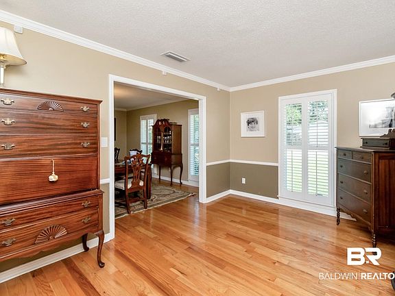 5th image of 637 Tudor Ln W