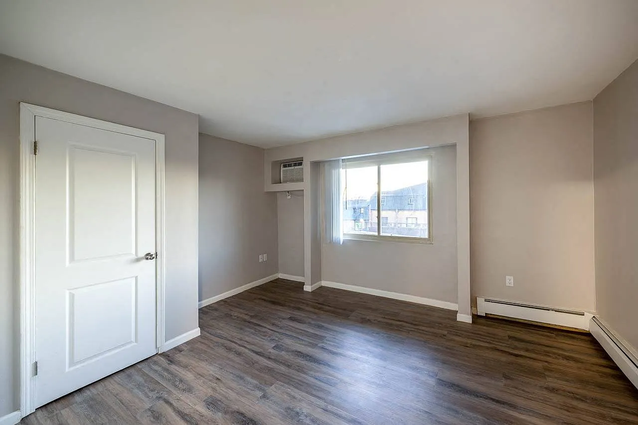 Kent Apartments — Photo 4