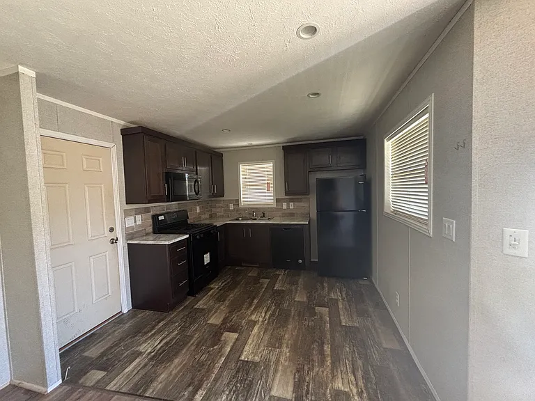 30 SW Rex St — Photo 2