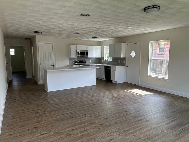 10823 Lake Gardens Dr — Photo 6