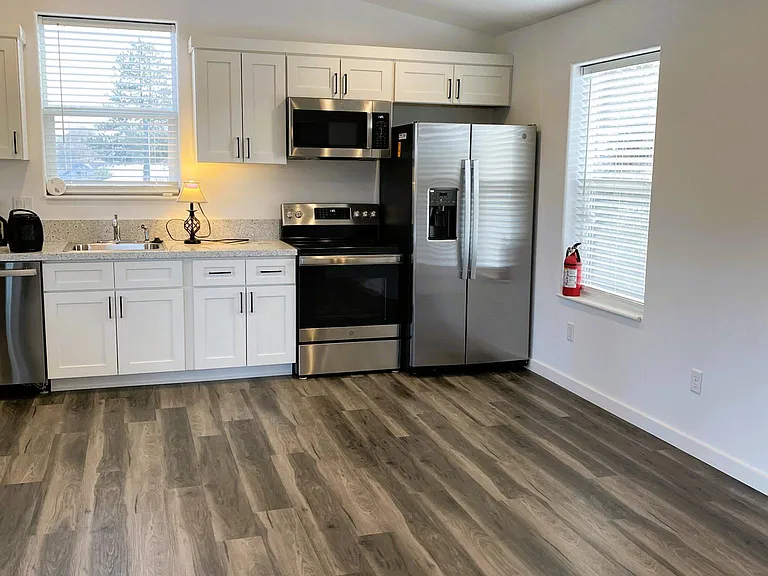 1127 Leland St — Photo 3