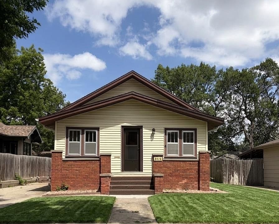 1st image of 310 N Cedar Ave