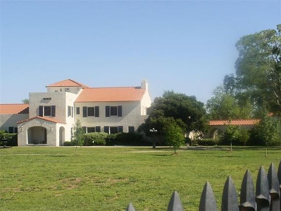 Another view of Casa Manana showing Porte Cochere and Gazebo with Breezeway all the way to the house