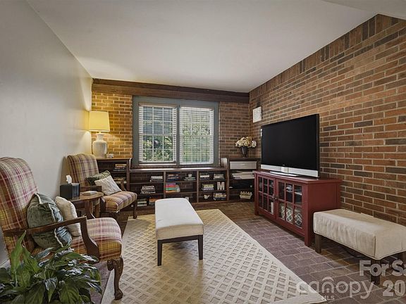 4th image of 518 Lenoir St