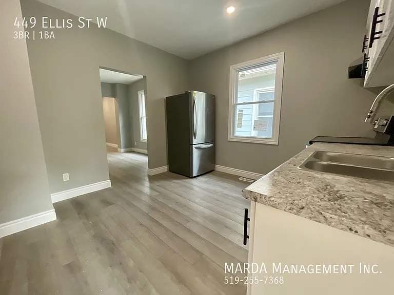 449 Ellis St W — Photo 8