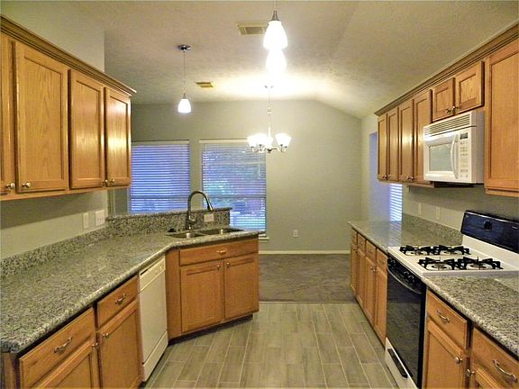 4th image of 15335 Gorham Dr