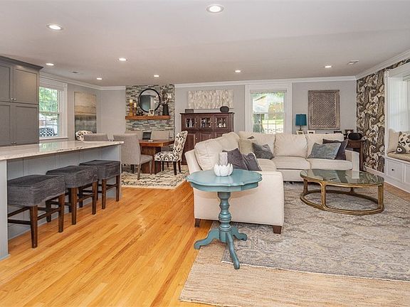 4th image of 8284 Burnside Dr