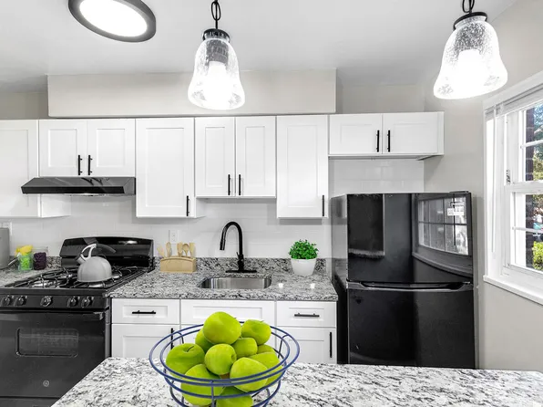 Laurel Court Apartments