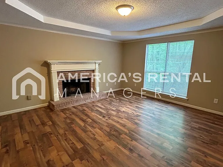 211 Winterberry Ln — Photo 4