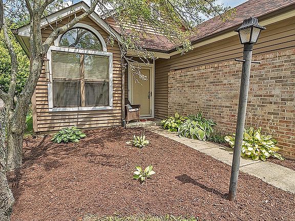 2nd image of 6706 Aintree Ct