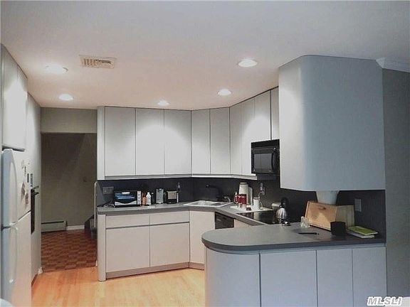 3rd image of 21 Bayard Dr