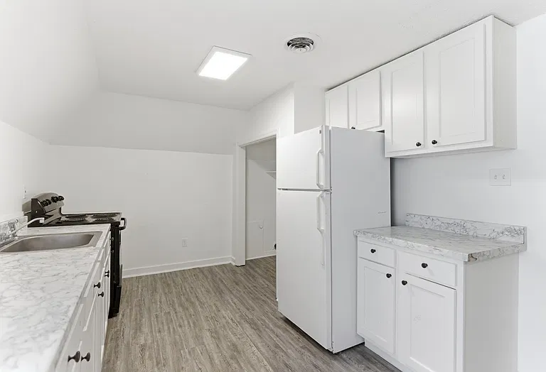 306 E Burwell Ave #C — Photo 5
