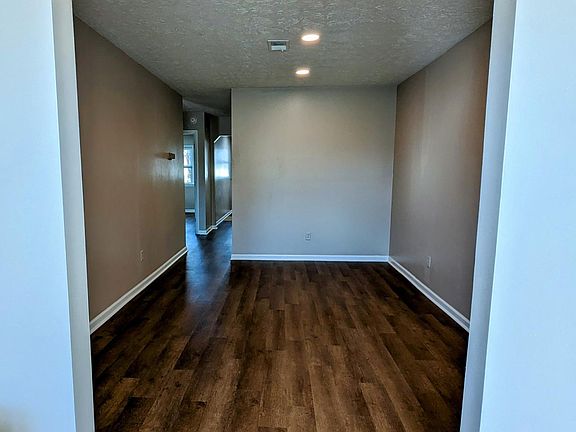 5th image of 3812 Camelot Dr