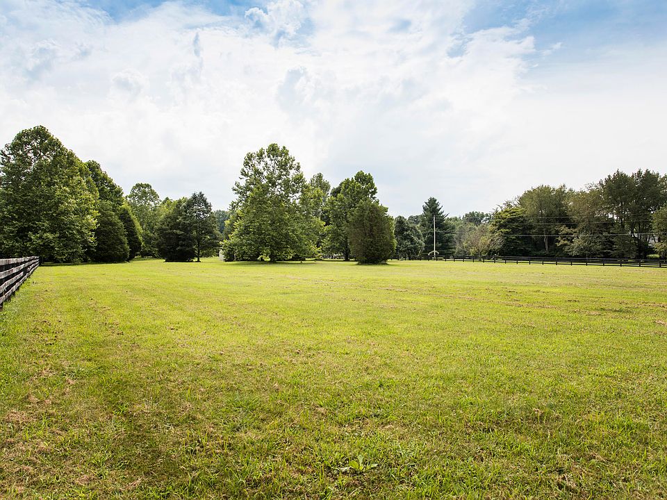 2nd image of 3901 Hambletonian Rd